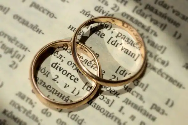 Image of rings removed before divorce mediation Oldham